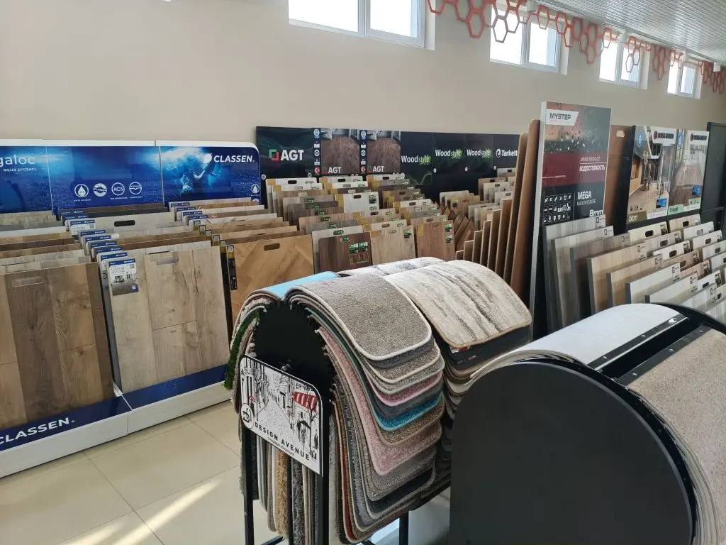 ассортимент ламината в магазине ламинариум